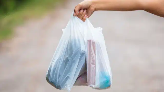Como dobrar sacolas plásticas, enrolar para guardar