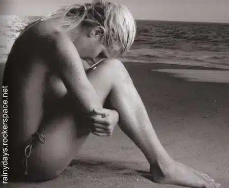 Heidi Klum nua meditando nas areias da praia