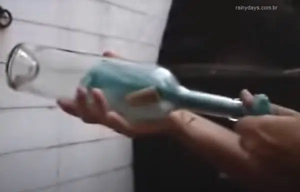 Como tirar rolha presa no interior da garrafa