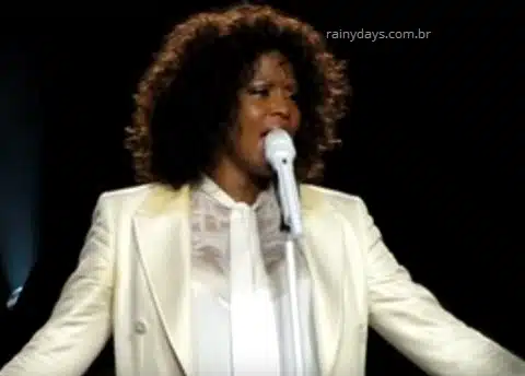 Whitney Houston não aguentou cantar em show