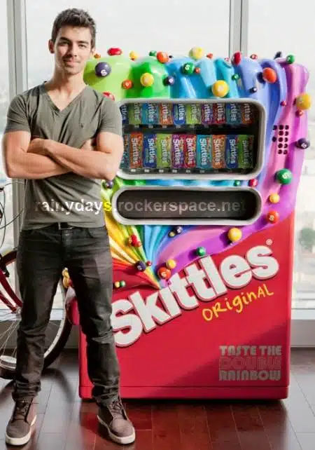 joe jonas ganha máquina da Skittles