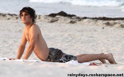 Diego Boneta fazendo ioga na praia