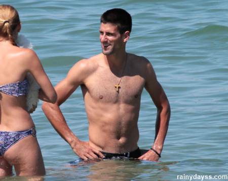 novak djokovic se diverte com namorada na praia