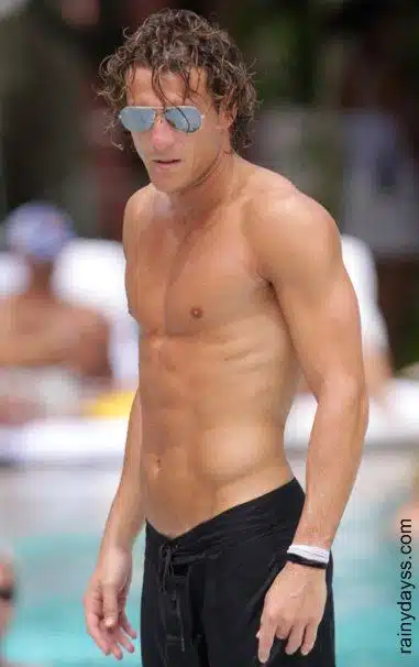 Fotos do jogador Diego Forlan sem camisa na piscina