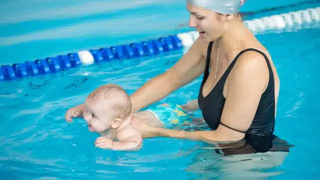 Bebês aprendendo a nadar, vídeos incríveis