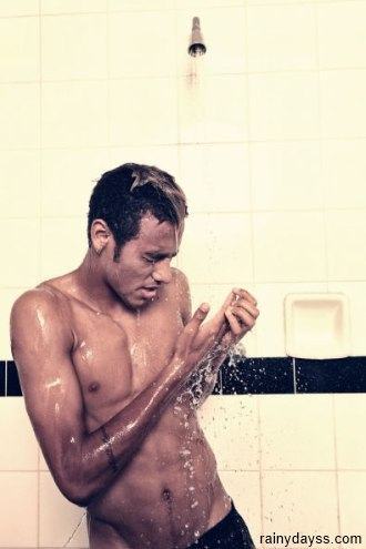 Neymar tomando ducha na revista TPM