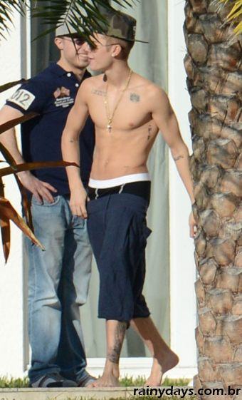 Justin Bieber Mostra o Tanquinho em Miami 3
