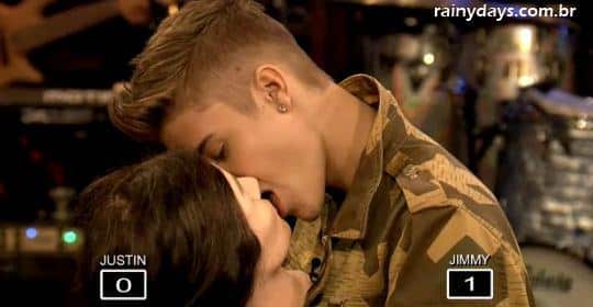 Justin Bieber Beijando Manequim