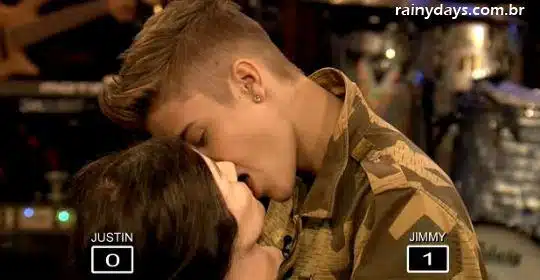 Justin Bieber Beijando Manequim (Vídeo)
