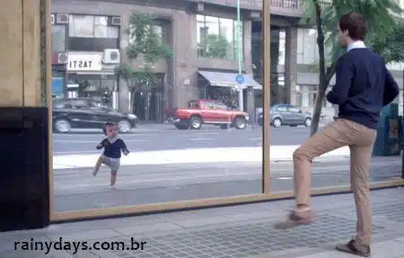 Bebês dançando e patinando em comercial