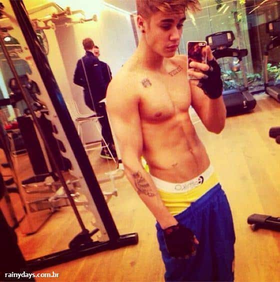 Justin Bieber Mostrando os Músculos na Academia