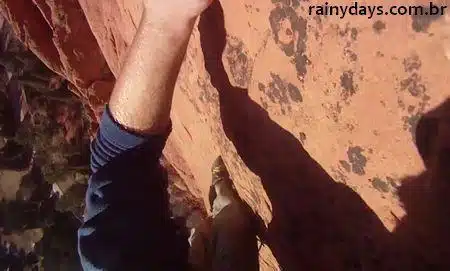 Homem Cai Escalando com a GoPro
