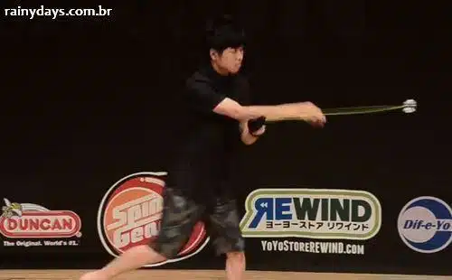 Akitoshi Tokubuchi Campeão Japonês de Ioiô (Manobras Incríveis)