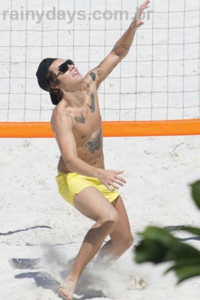 Harry Styles na Austrália tanquinho sem camisa