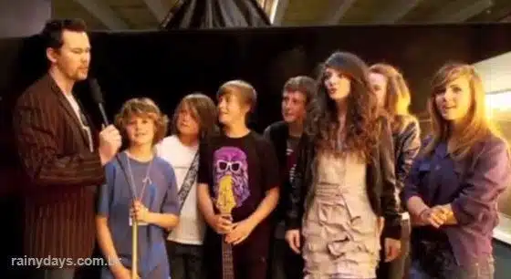 Cantora Lorde com 12 Anos cantando com banda do colégio