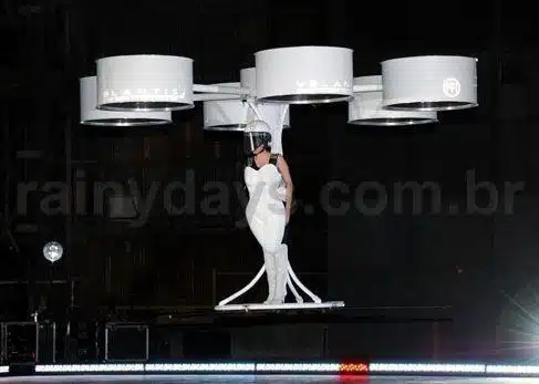 Lady Gaga de Vestido Voador no Lançamento do ARTPOP