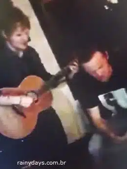 Wayne Rooney cantando com Ed Sheeran