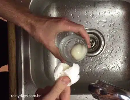 Descascar ovo cozido no copo com água, veja como