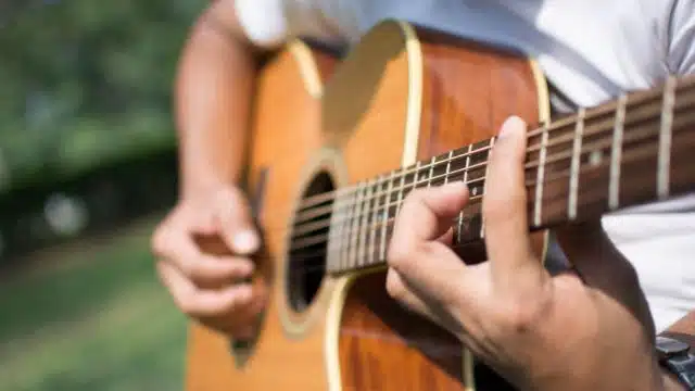 Como Afinar Guitarra e Violão Online