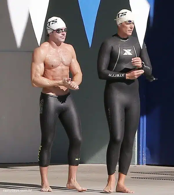 Zac Efron mostra corpo sarado em aula de natação para novo papel