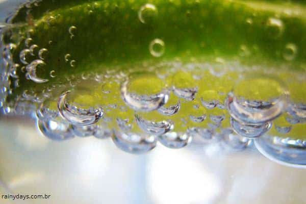 Benefícios da água morna com limão para a saúde