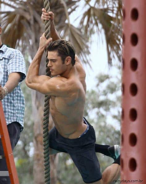 Zac Efron sem camisa nas filmagens de Baywatch 2