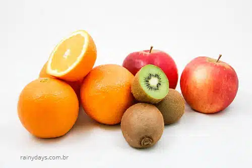Frutas da estação outono, maçã, laranja, kiwi