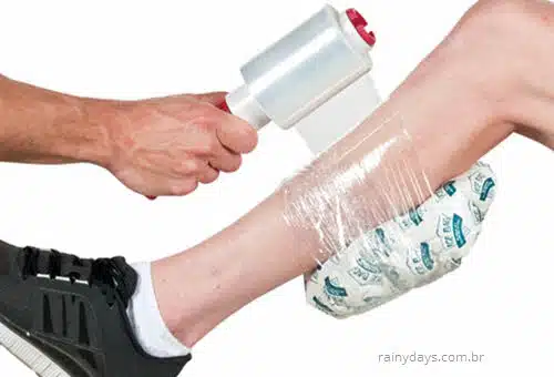 Prender gelo com papel filme na perna