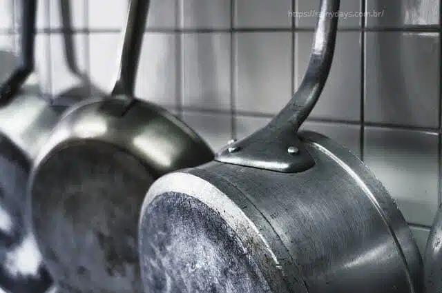 Cozinhar na panela de alumínio causa Alzheimer?