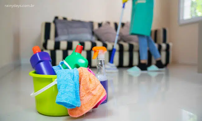 Misturar produtos de limpeza pode causar intoxicação