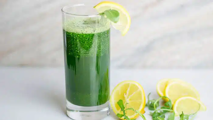 Como fazer o suco verde para desintoxicar