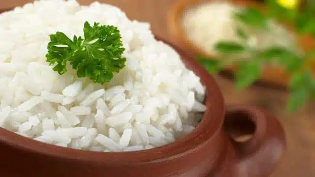 benefícios do arroz branco para a saúde