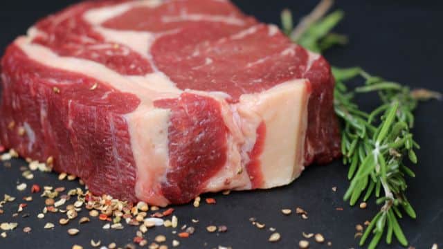 Como saber se a carne está segura para comer?