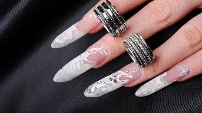 Faz mal usar unhas postiças? Quais os cuidados que precisamos ter?